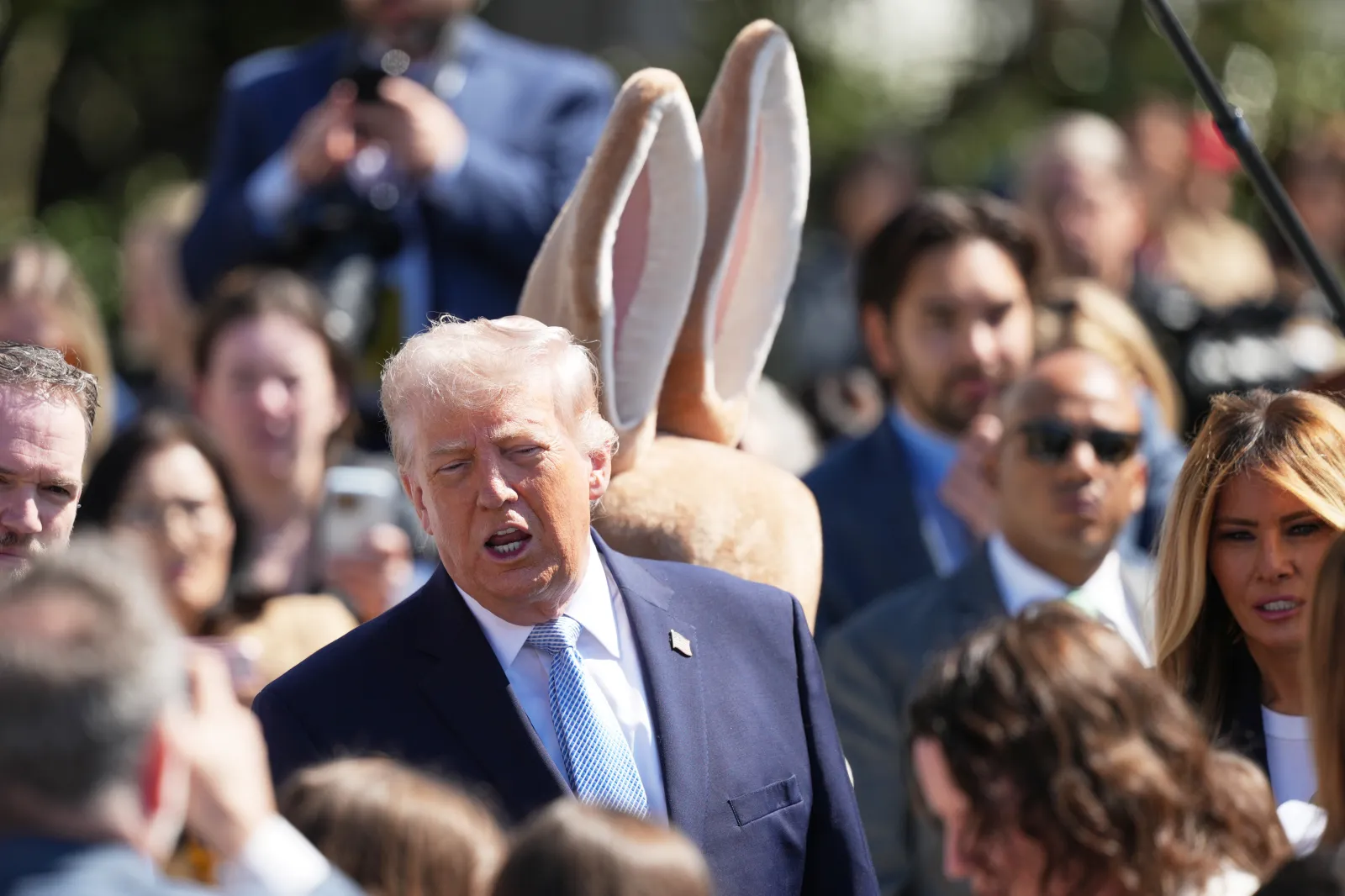 Trump's 'Four More Years' Chant at Easter Egg Roll: A Political Flashpoint