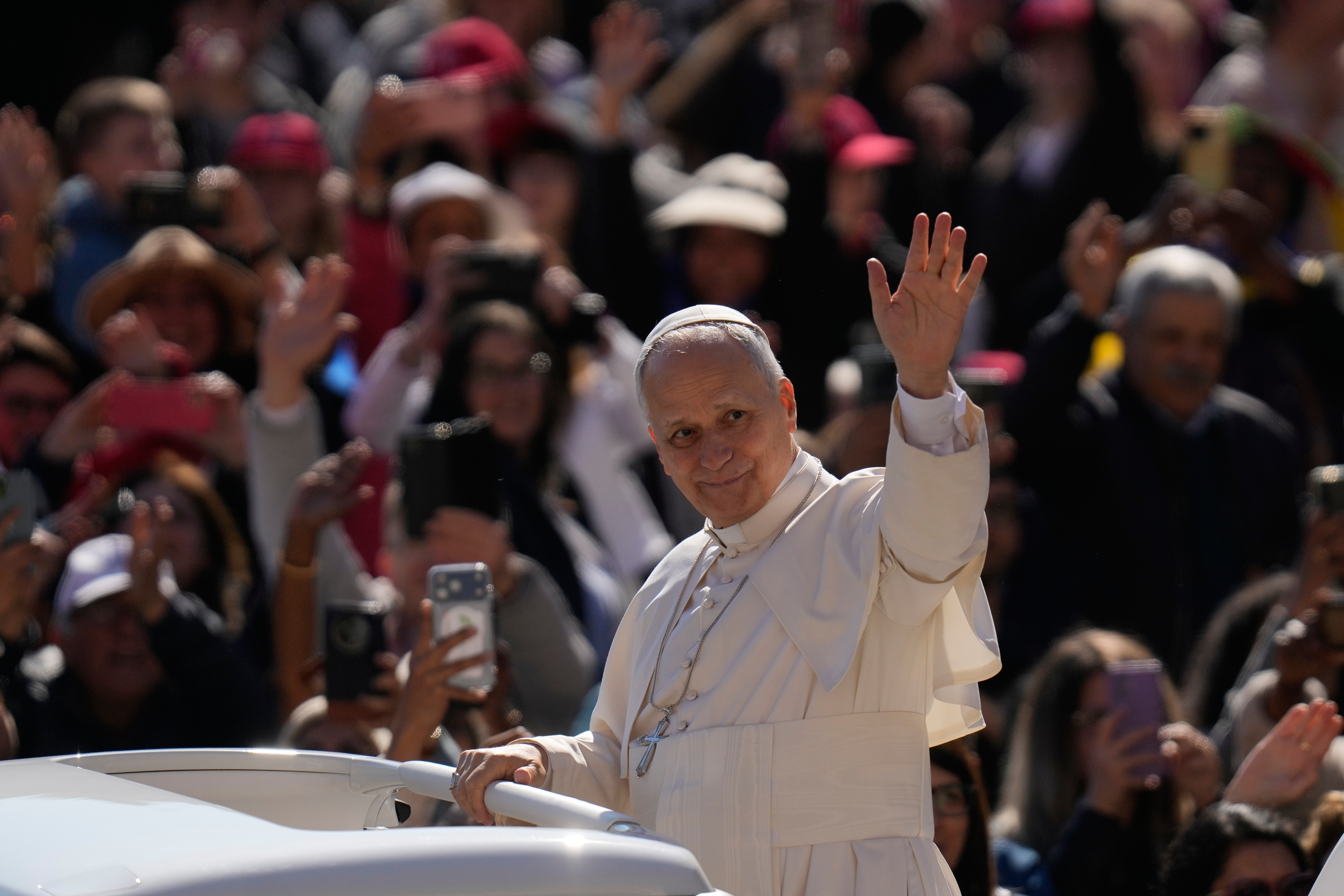 US Catholics Back Pope Leo as Trump Loses Support