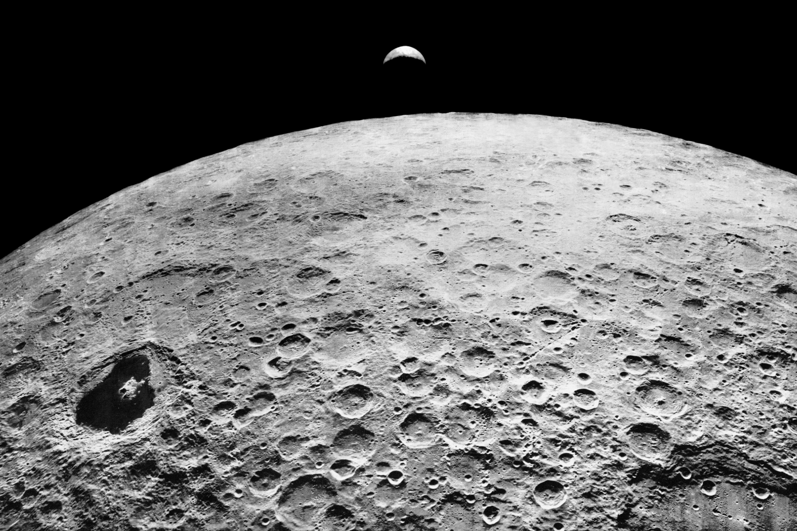 NASA's Artemis II Mission Reaches Lunar Flyby Milestone with Crew Surpassing Distance Record
