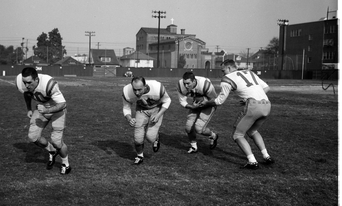 Former Broncos and Chargers quarterback Jack Crabtree died at 90