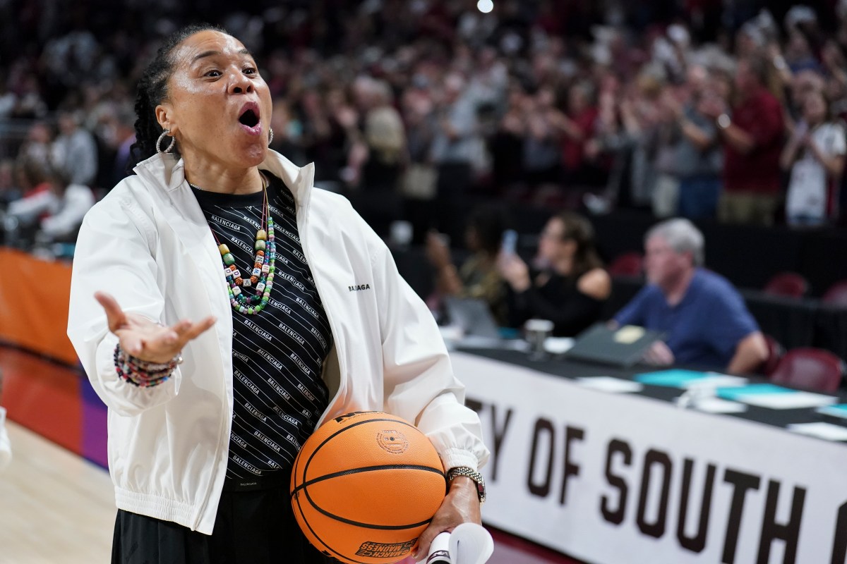 Dawn Staley’s priceless reaction to Cori Close's pregame hug caught on video