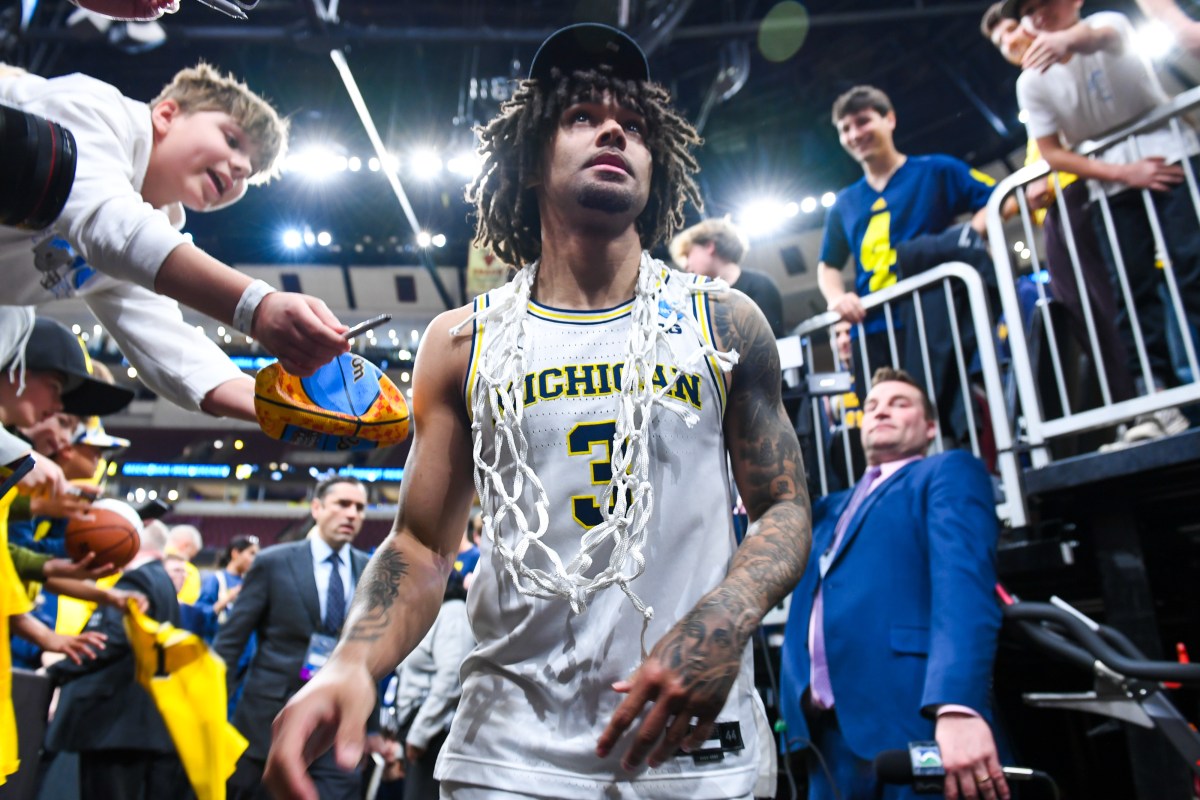 Elliot Cadeau's Final Four travel delayed after health scare on Michigan bus