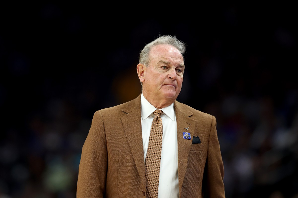 Texas' Vic Schaefer goes viral for comforting players after Final Four loss