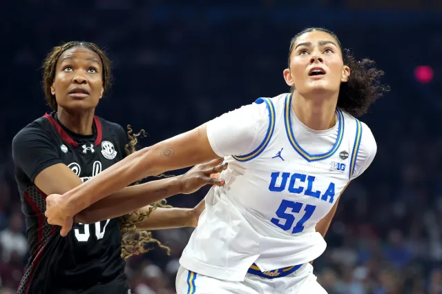 Lauren Betts plays against South Carolina in championship game