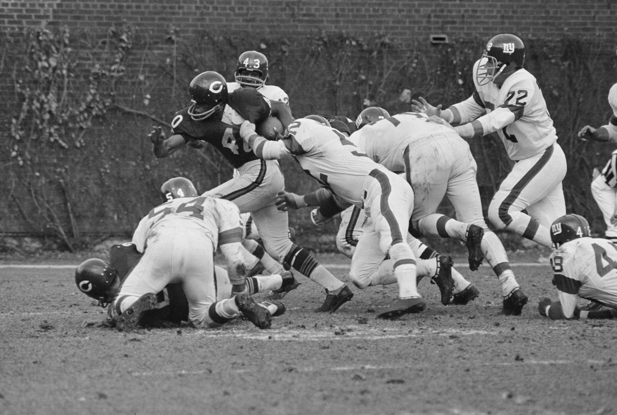 Former Giants, Rams Linebacker Suspected of Having CTE, Dies