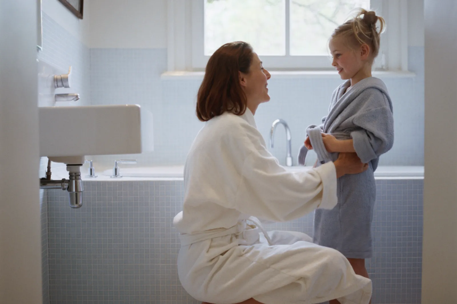 ‘Naked Mom’ Parenting Theory Goes Viral—Here’s What Expert Says