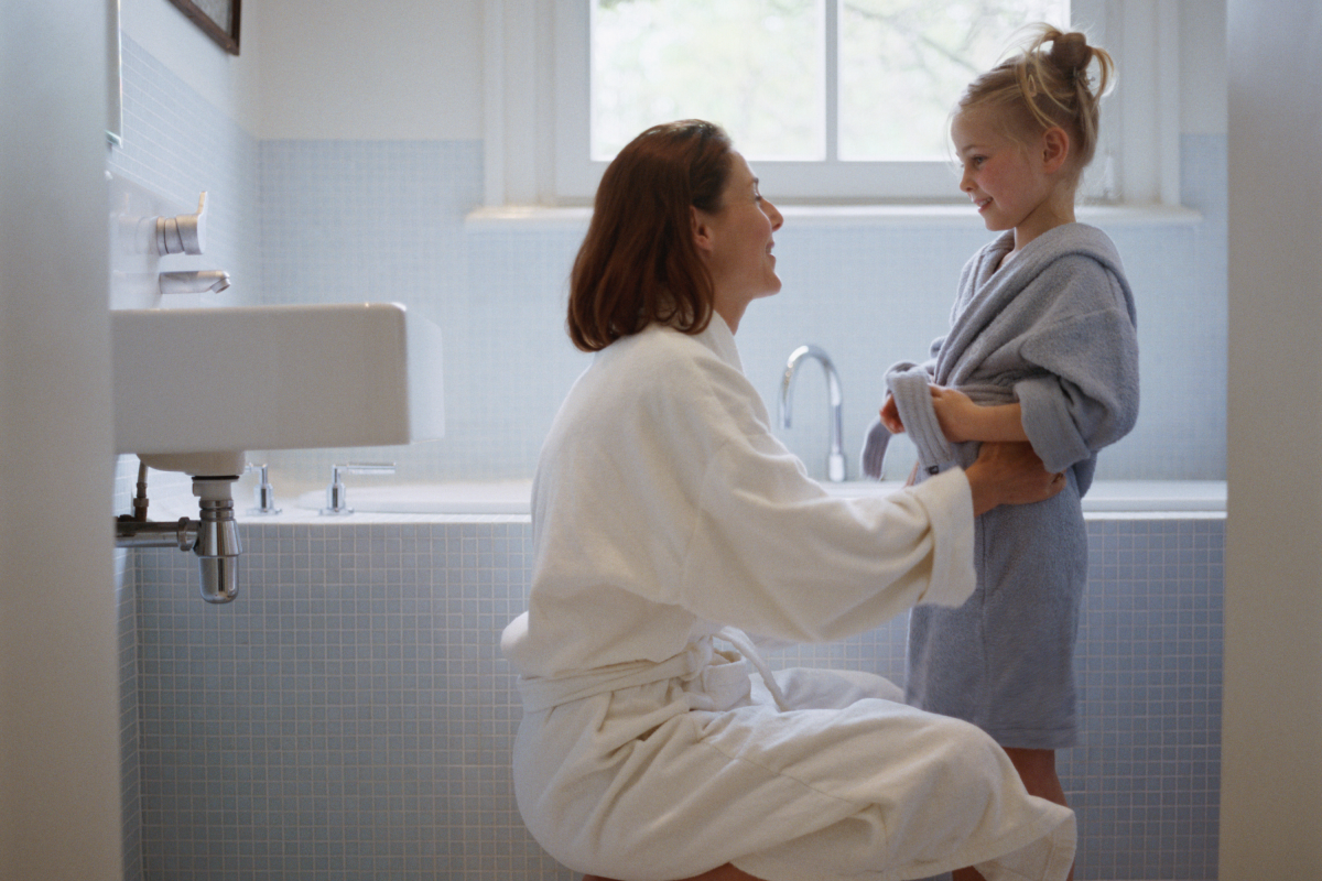 ‘Naked Mom’ Parenting Theory Goes Viral—Here’s What Expert Says