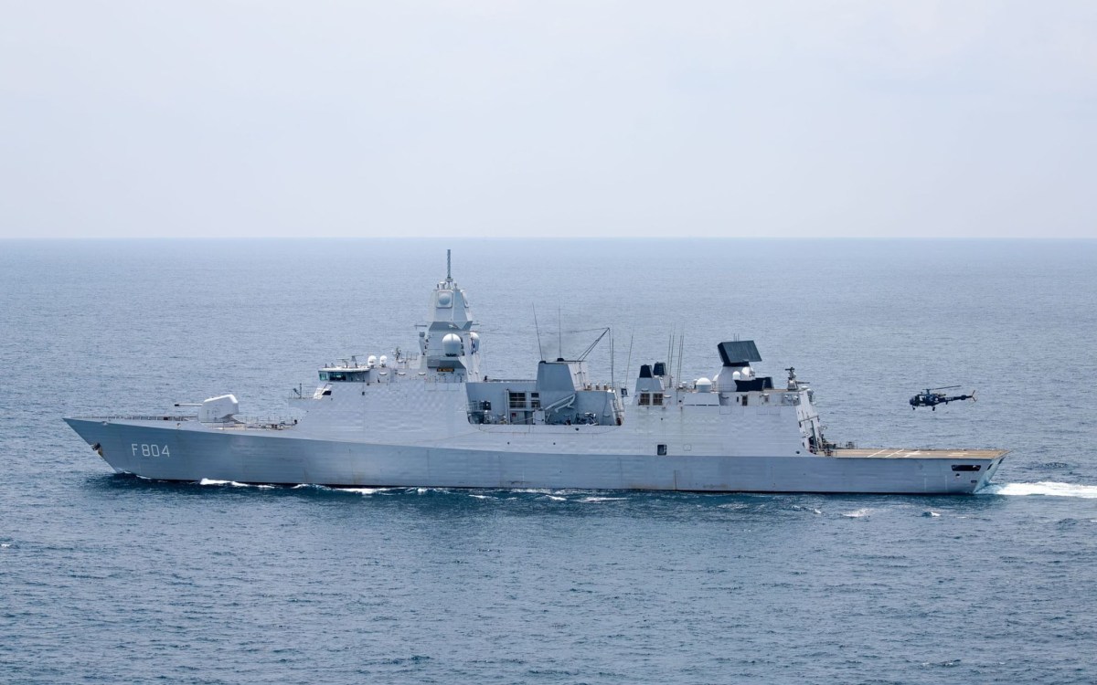 Chinese Navy Drives Away Dutch Ship From South China Sea Islands