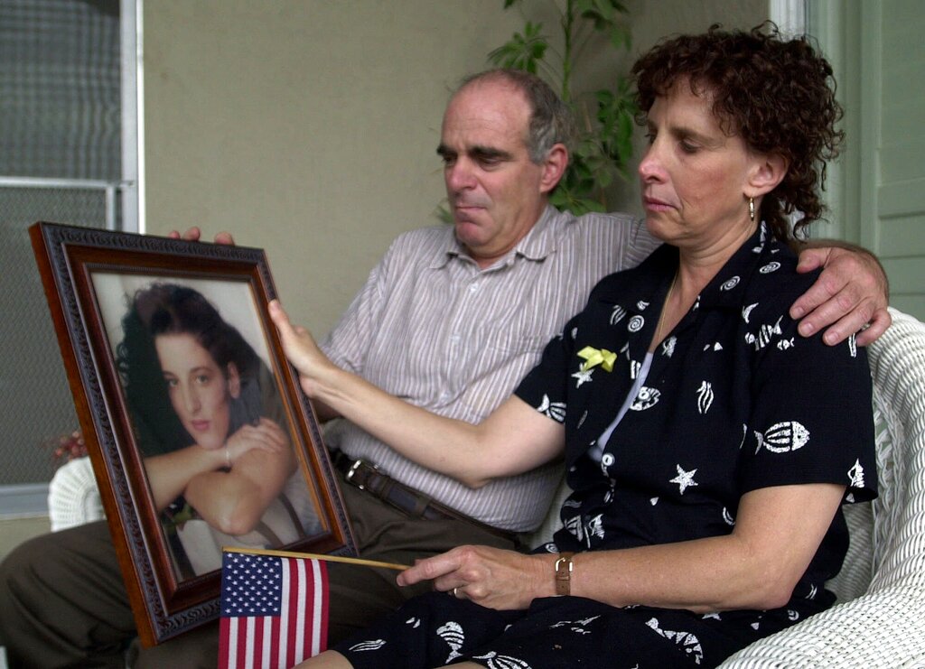 Parents Link UFO Theory to Federal Intern Chandra Levy& 039;s Death