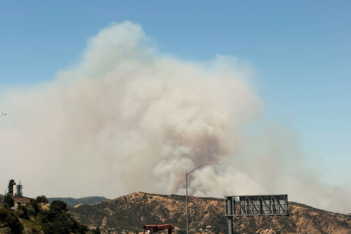 Simi Valley Evacuation Map as Over 1300 Acres Burn in Sandy Fire - Newsweek