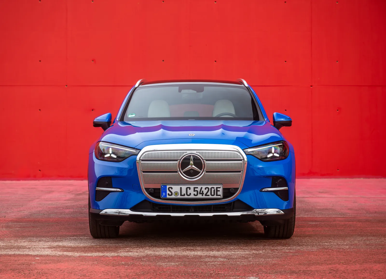 Exterieur: AVANTGARDE, Metalliclack klarblau 
Interieur: Ledernachbildung ARTICO ivory beige / schwarz 

Mercedes-Benz GLC 400 4MATIC mit EQ Technologie: Energieverbrauch kombiniert: 18,9‒14,9 kWh/100 km | CO₂-Emissionen kombiniert: 0 g/km | CO₂-Klasse: A;Mercedes-Benz GLC 400 4MATIC mit EQ Technologie: Energieverbrauch kombiniert: 18,9‒14,9 kWh/100 km | CO₂-Emissionen kombiniert: 0 g/km | CO₂-Klasse: A*

Test Drive electric Mercedes-Benz GLC, Algarve, Portugal 2026.
Exterior: AVANTGARDE, sheer blue metallic Interior: 
ARTICO black ivory beige / black 

Mercedes-Benz GLC 400 4MATIC with EQ Technology: Combined energy consumption: 18.9–14.9 kWh/100 km | Combined CO₂ emissions: 0 g/km | CO₂ efficiency class: A;Mercedes-Benz GLC 400 4MATIC with EQ Technology: Combined energy consumption: 18.9–14.9 kWh/100 km | Combined CO₂ emissions: 0 g/km | CO₂ efficiency class: A*