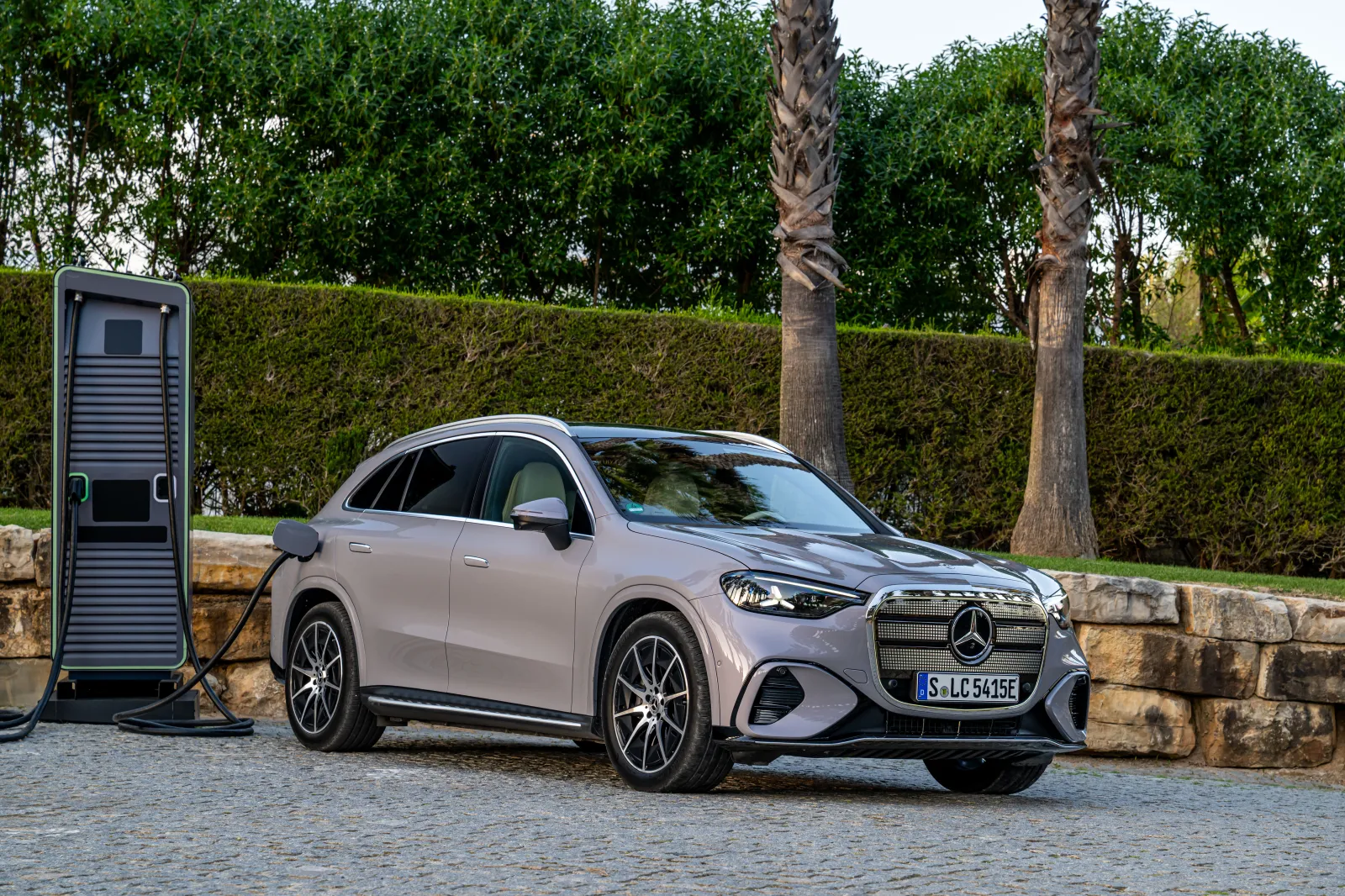 Exterieur: AMG Line, Metalliclack lavender silber
Interieur: Leder ivory beige / schwarz 

Mercedes-Benz GLC 400 4MATIC mit EQ Technologie: Energieverbrauch kombiniert: 18,9‒14,9 kWh/100 km | CO₂-Emissionen kombiniert: 0 g/km | CO₂-Klasse: A;Mercedes-Benz GLC 400 4MATIC mit EQ Technologie: Energieverbrauch kombiniert: 18,9‒14,9 kWh/100 km | CO₂-Emissionen kombiniert: 0 g/km | CO₂-Klasse: A*

Test Drive electric Mercedes-Benz GLC, Algarve, Portugal 2026.

Exterior: AMG Line, lavender silver metallic 
Interior: Leather ivory beige / black 

Mercedes-Benz GLC 400 4MATIC with EQ Technology: Combined energy consumption: 18.9–14.9 kWh/100 km | Combined CO₂ emissions: 0 g/km | CO₂ efficiency class: A;Mercedes-Benz GLC 400 4MATIC with EQ Technology: Combined energy consumption: 18.9–14.9 kWh/100 km | Combined CO₂ emissions: 0 g/km | CO₂ efficiency class: A*