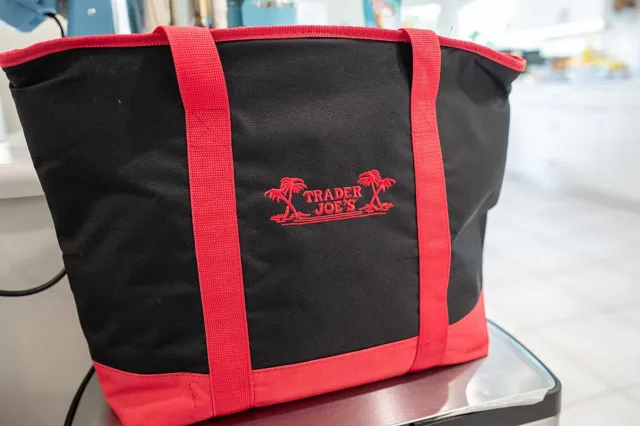 Un gros plan d'un logo brodé sur le sac d'un Trader Joe's à Domestic, Lafayette, Californie, le 4 mars 2026.