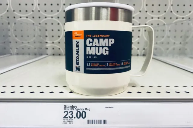 La tasse Legendary Camp de Stanley est la dernière tasse Stanley à être disponible dans les rayons des magasins de détail de Pasadena, en Californie, le 24 janvier 2024.