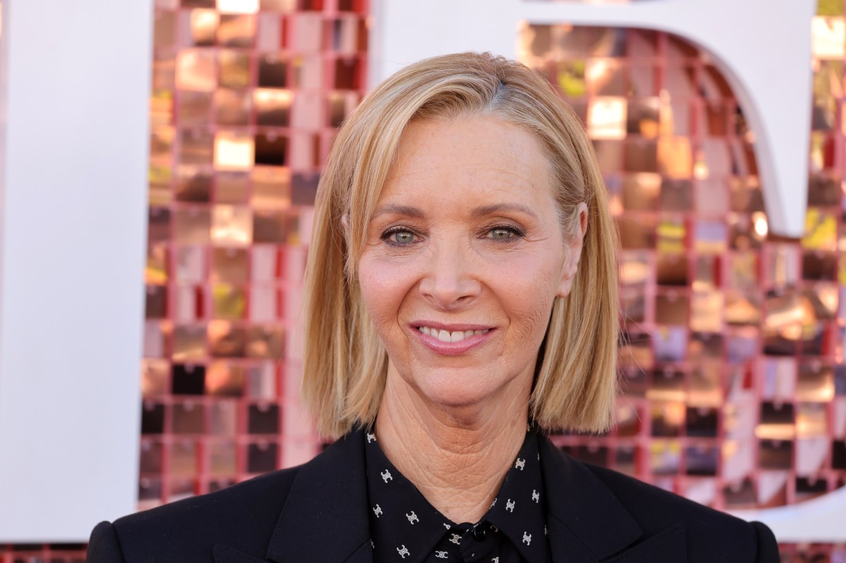 Lisa Kudrow Clarifies Stance on 'Friends' 'On a Break' Debate