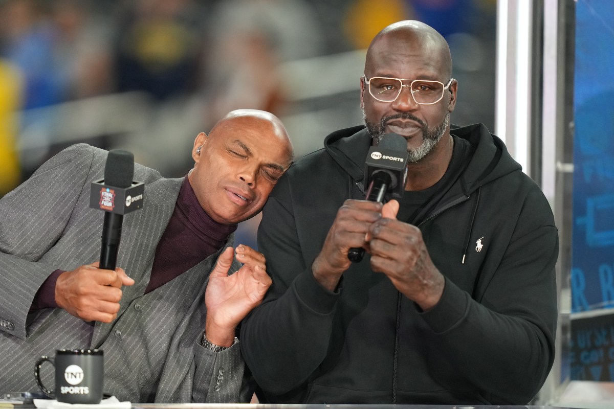 Shaquille O'Neal Trolls Charles Barkley While Graduating From LSU