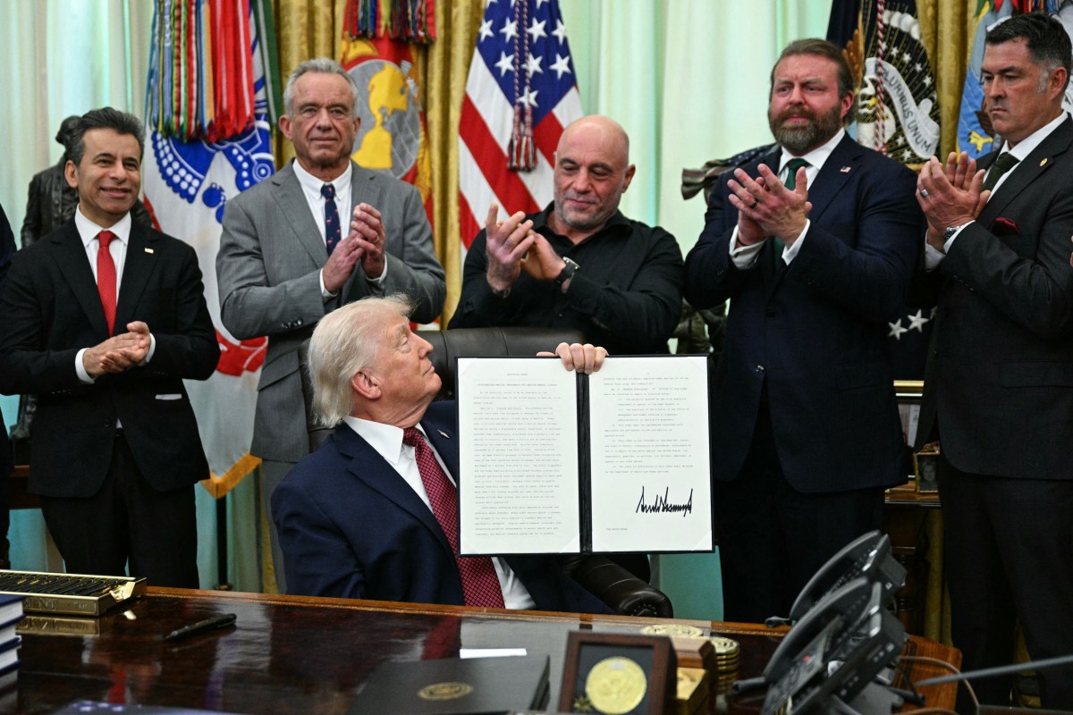 Joe Rogan Holds Line Against Iran War Despite Trump Efforts to Win Him Back