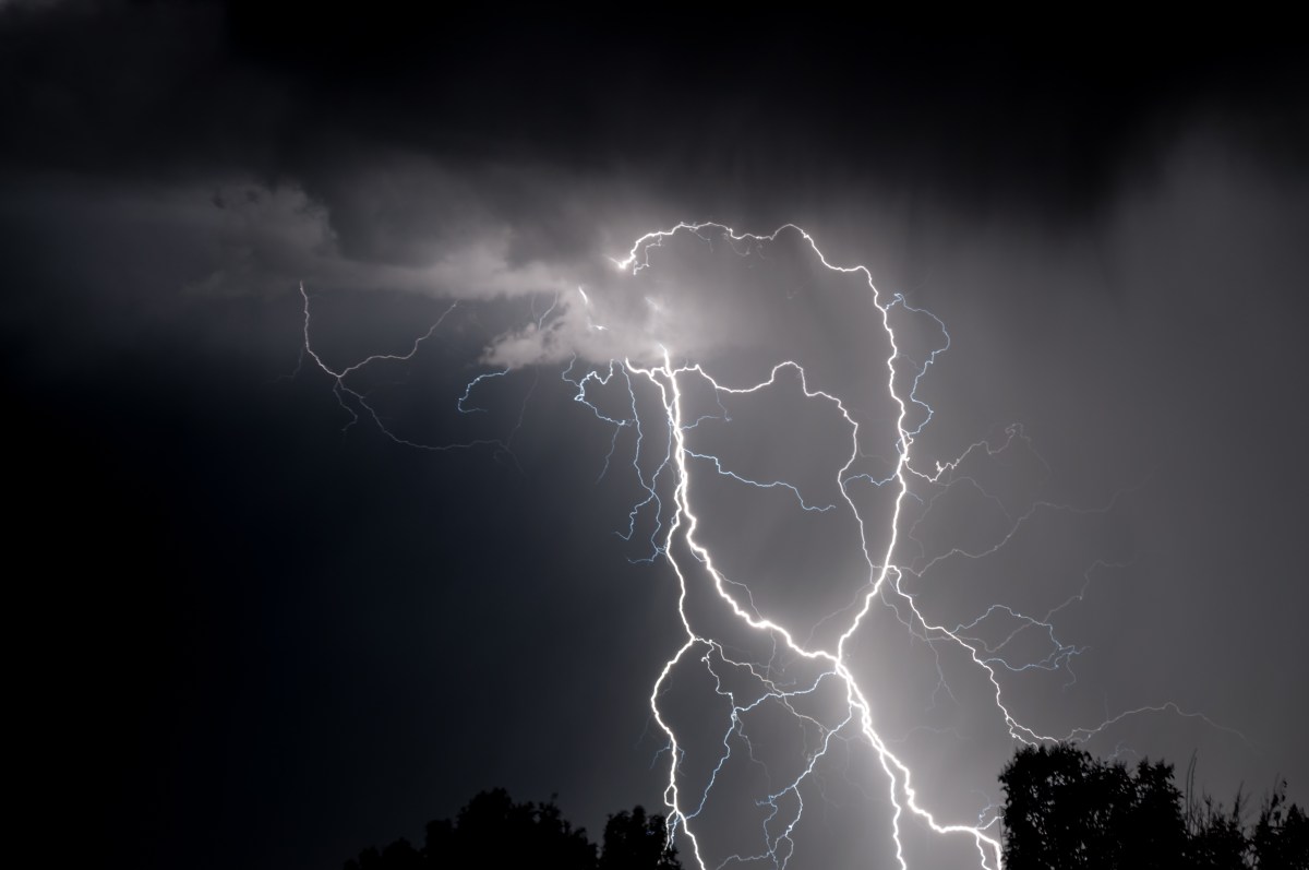 Severe Thunderstorm Warning: Hundreds of Thousands told to Find Shelter Now