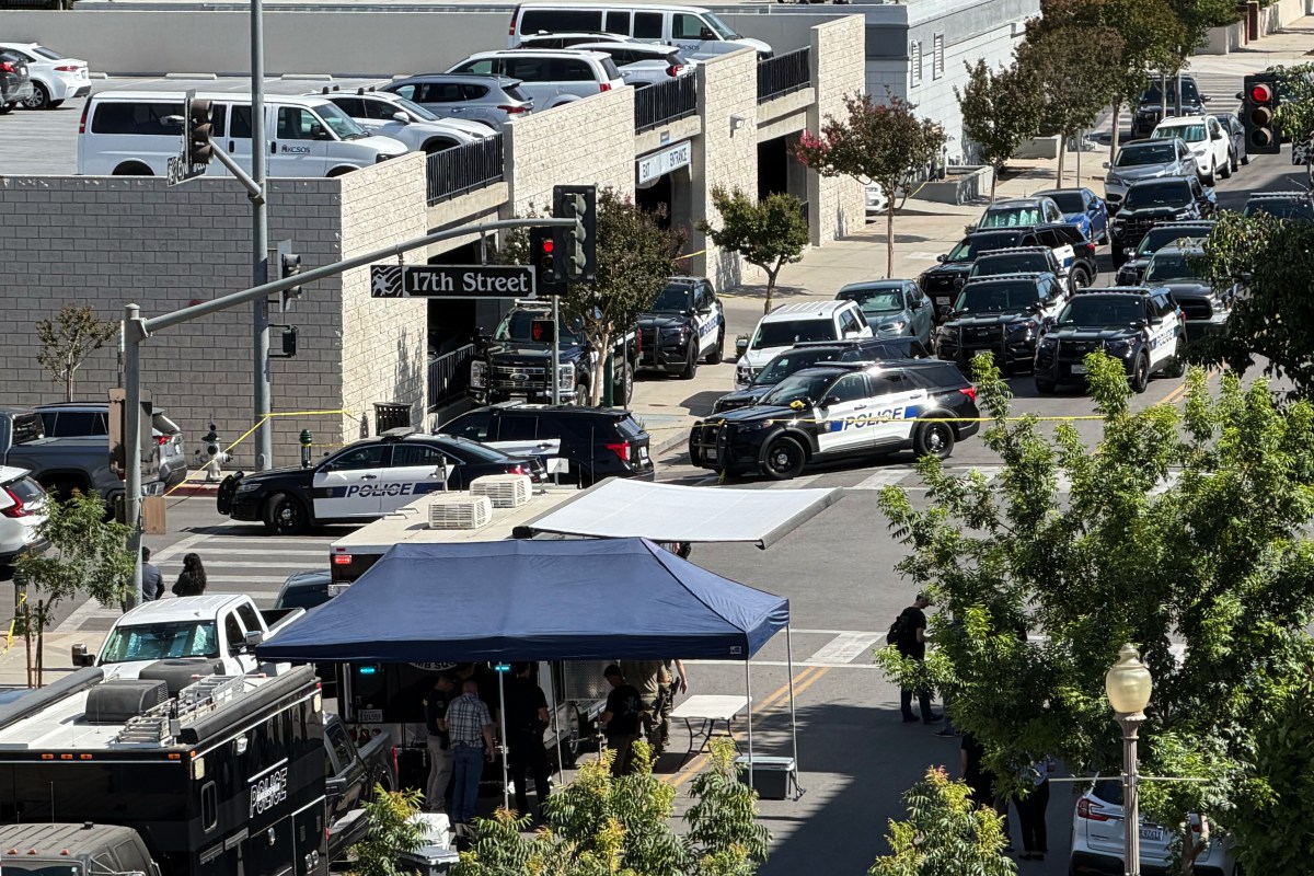 California Bank Hostage Situation: Police Negotiate With Man In Bakersfield