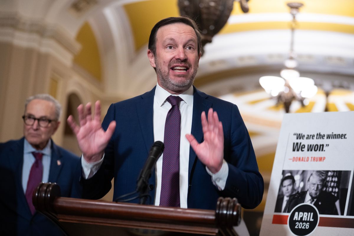 Senator Chris Murphy Introduces Bill to Raise Federal Minimum Wage to $25 an Hour by 2039