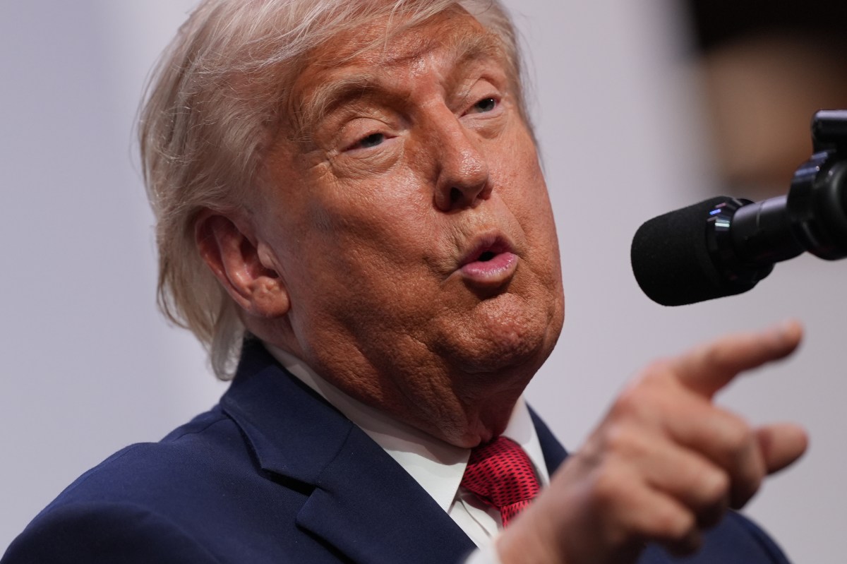 Trump Still More Popular Than Biden Despite Collapsing Approval Rating—Poll Trump Still More Popular Than Biden Despite Collapsing Approval Rating—Poll