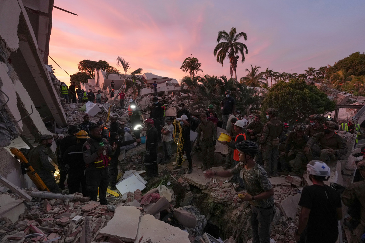 US Sends More Aid In Final Critical Hours of Venezuela Rescues