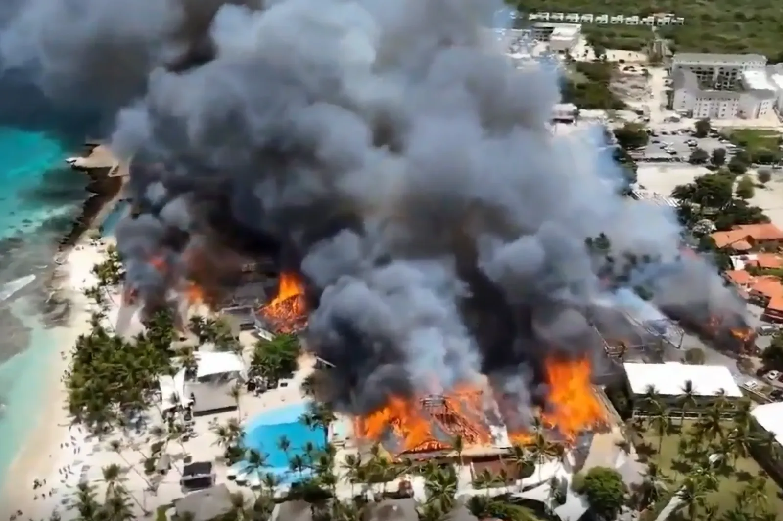Paradise Inferno As Fire Engulfs Dominican Resort, Kills ...