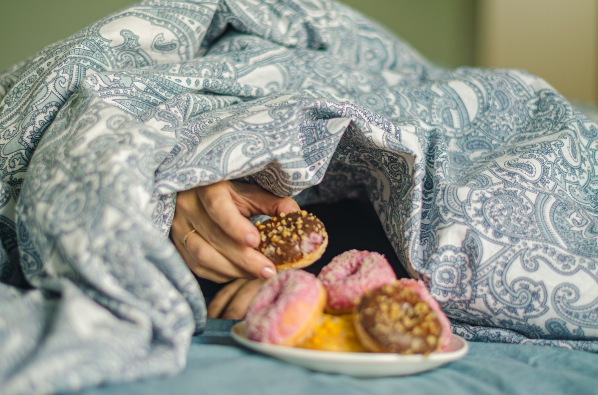 I'm a Dietitian—What I Refuse To Eat After 7 P.M. if I Want Good Sleep