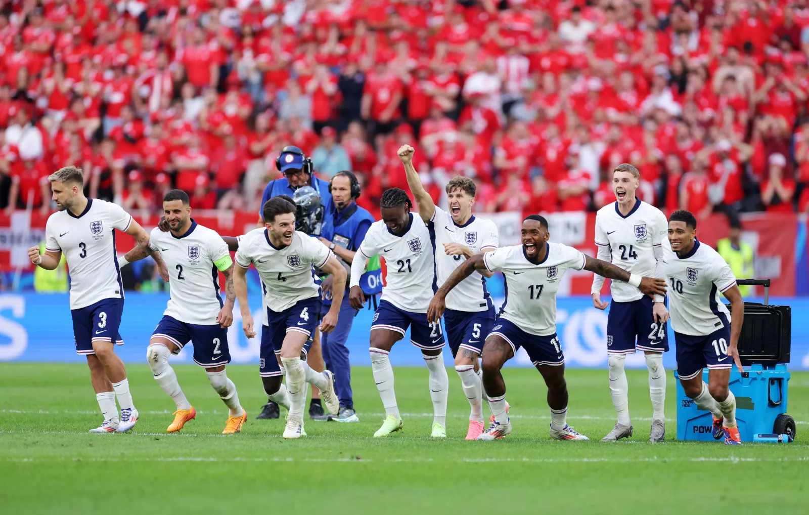 DUSSELDORF, GERMANY - JULY 06: Players of England celebrate after Trent Alexander-Arnold of England scores the team's fifth and winning penalty in the penalty shoot out during the UEFA EURO 2024 quarter-final match between England and Switzerland at Düsseldorf Arena on July 06, 2024 in Dusseldorf, Germany. (Photo by Alex Livesey/Getty Images)