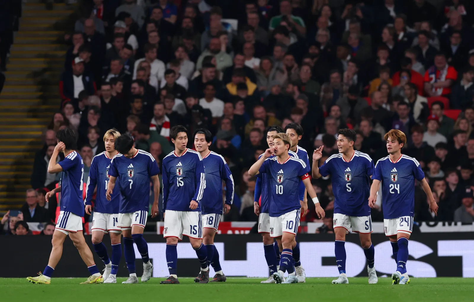 LONDON, ENGLAND - MARCH 31: Kaoru Mitoma of Japan celebrates scoring his team's first goal with teammates during the international friendly match between England and Japan at Wembley Stadium on March 31, 2026 in London, England. (Photo by Alex Pantling/Getty Images)