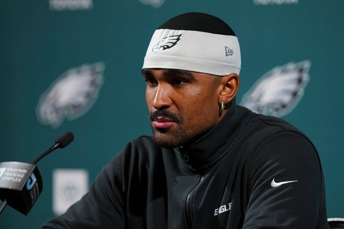 Former NFL QB Calls Out Eagles’ Jalen Hurts After AJ Brown Trade