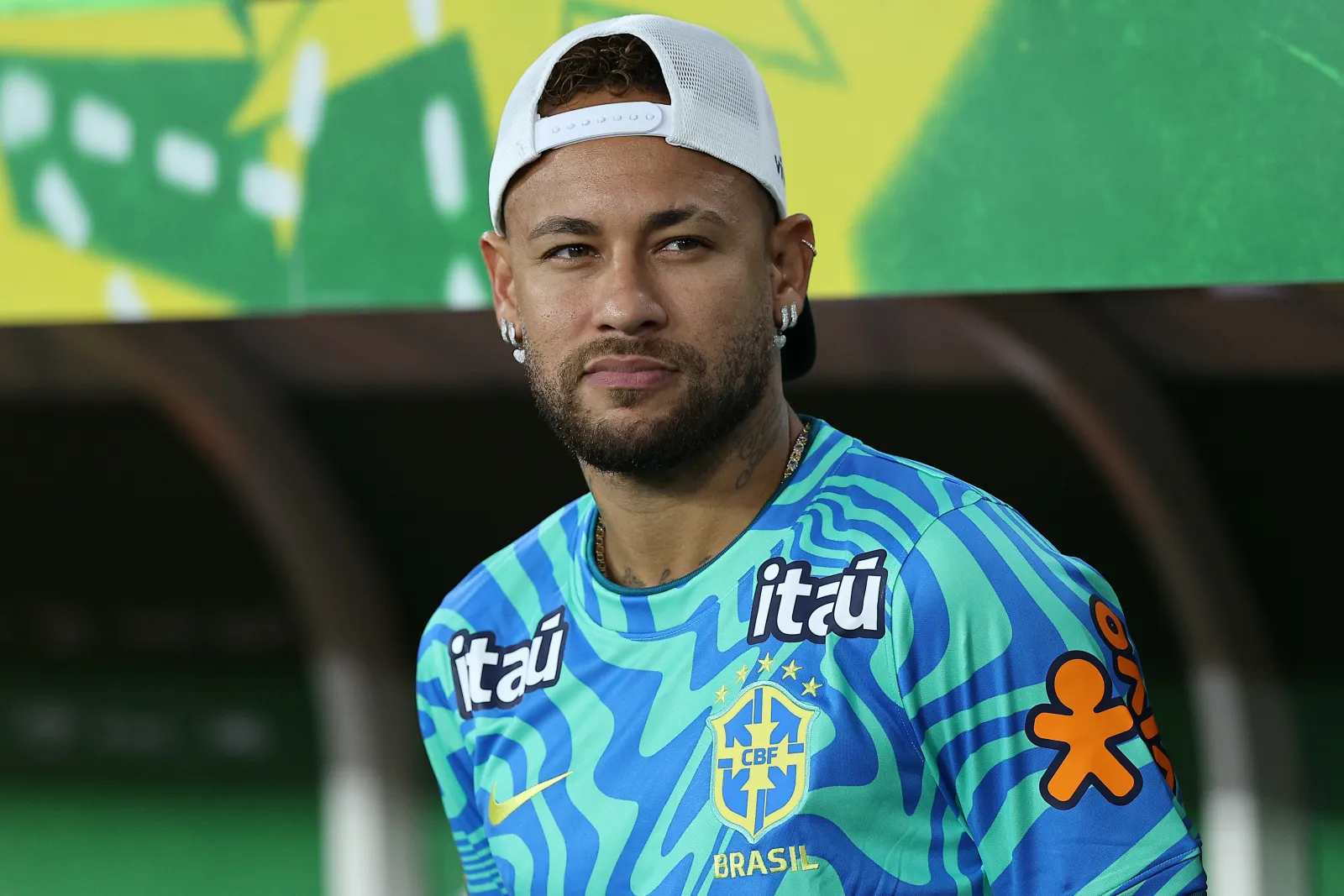 Neymar Jr. stands for the national anthem
