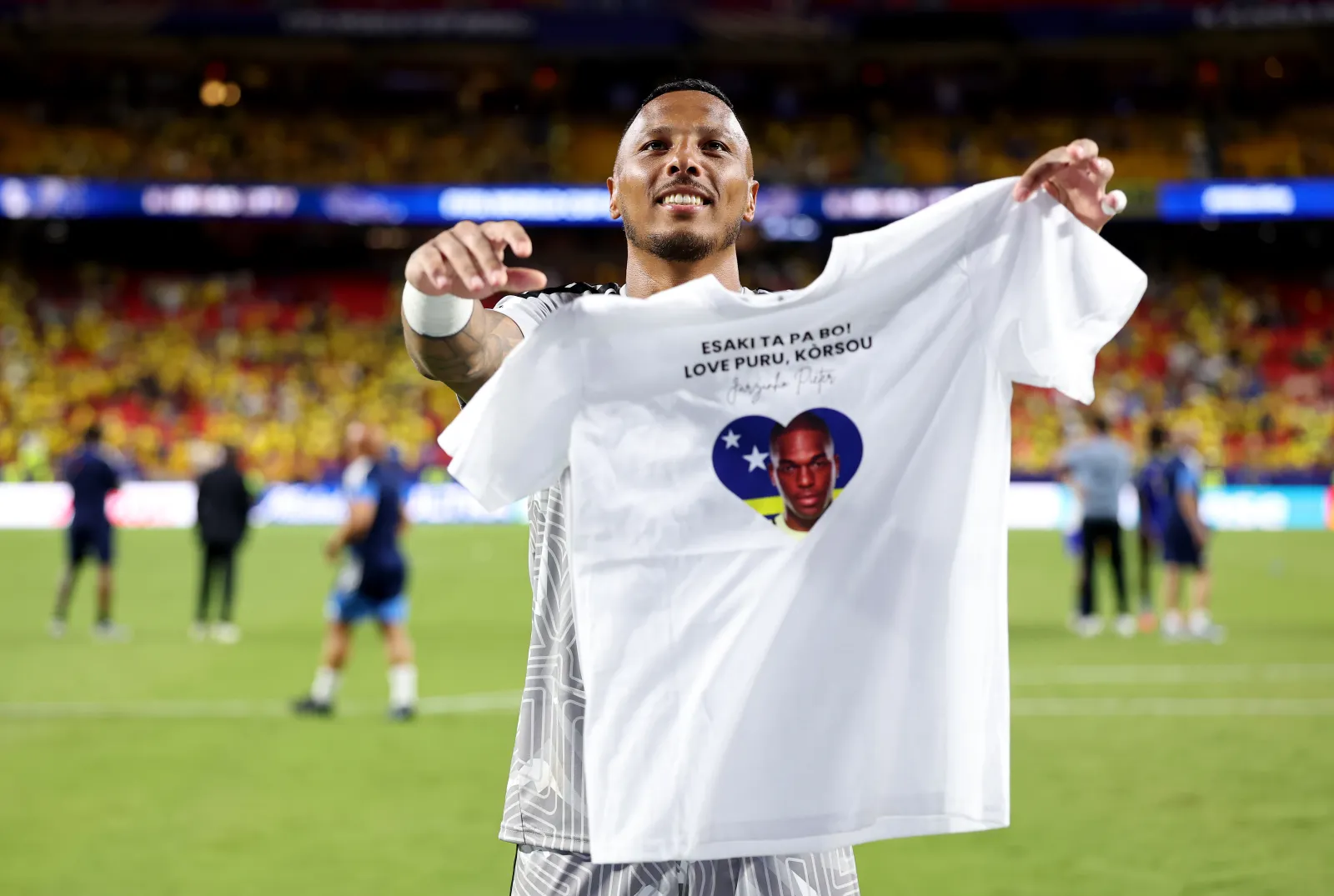  Eloy Room #1 of Curacao applauds fans as he holds a shirt in tribute of late Curacao goalkeeper Jarzinho Pieter after the 0-0 draw during the FIFA World Cup 2026 Group E match between Ecuador and Curacao at Kansas City Stadium on June 20, 2026 in Kansas City, Missouri. (Photo by Francois Nel/Getty Images)