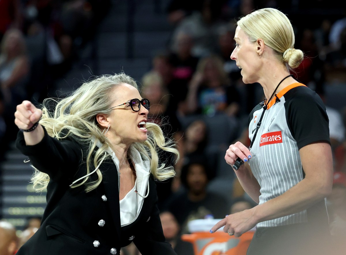 Becky Hammon Sprints Toward Ref, Screams in Her Face During Aces-Liberty