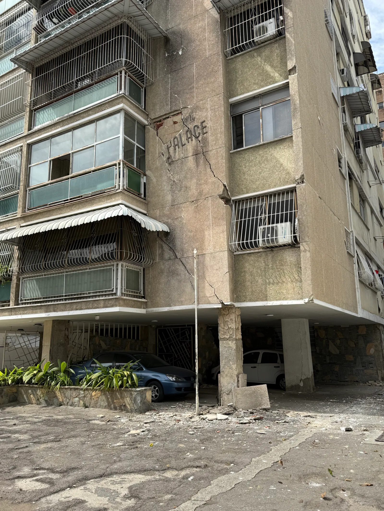 Caracas'taki bir konut kulesinin cephesinde derin bir dikey çatlak oluştu ve bu çatlak, beton parçalarını aşağıdaki otopark alanına saçarak daha fazla yapısal hasar endişesini artırdı.
