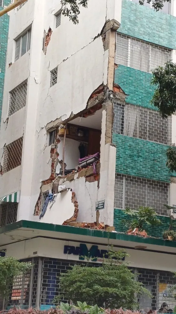 Caracas'taki bir konut binası depremlerin ardından kısmen yıkılmış, üst katları moloz yığınına dönüşmüştür.