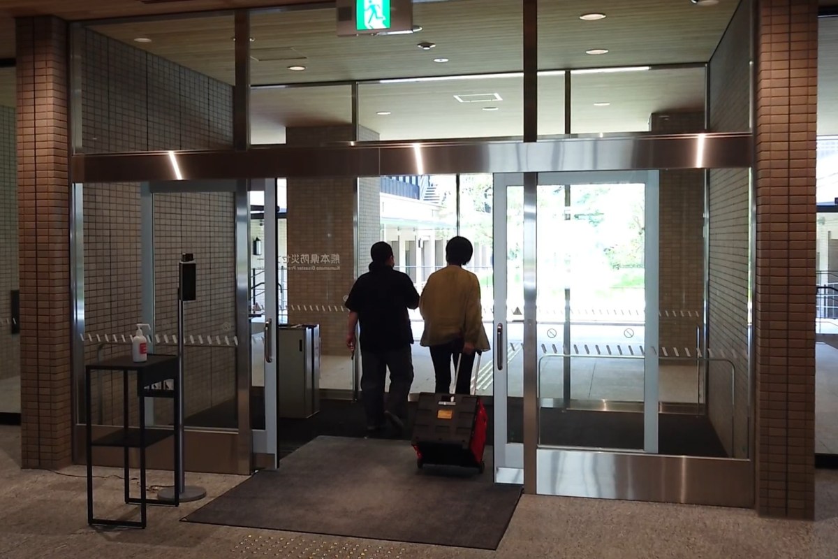 The Japanese Door That Runs on Gravity