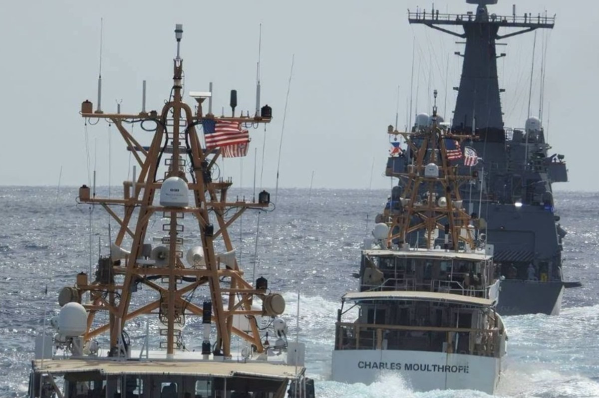 Chinese Warship Shadows US Patrol in South China Sea