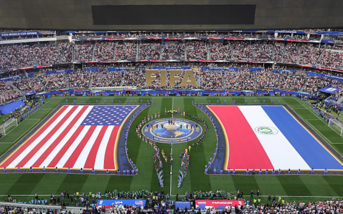 12 Haziran 2026'da Kaliforniya, Inglewood'daki SoFi Stadyumu'nda Amerika Birleşik Devletleri ile Paraguay arasında oynanan Dünya Kupası D Grubu maçının açılış töreninde sahada Amerikan ve Paraguay bayrakları.