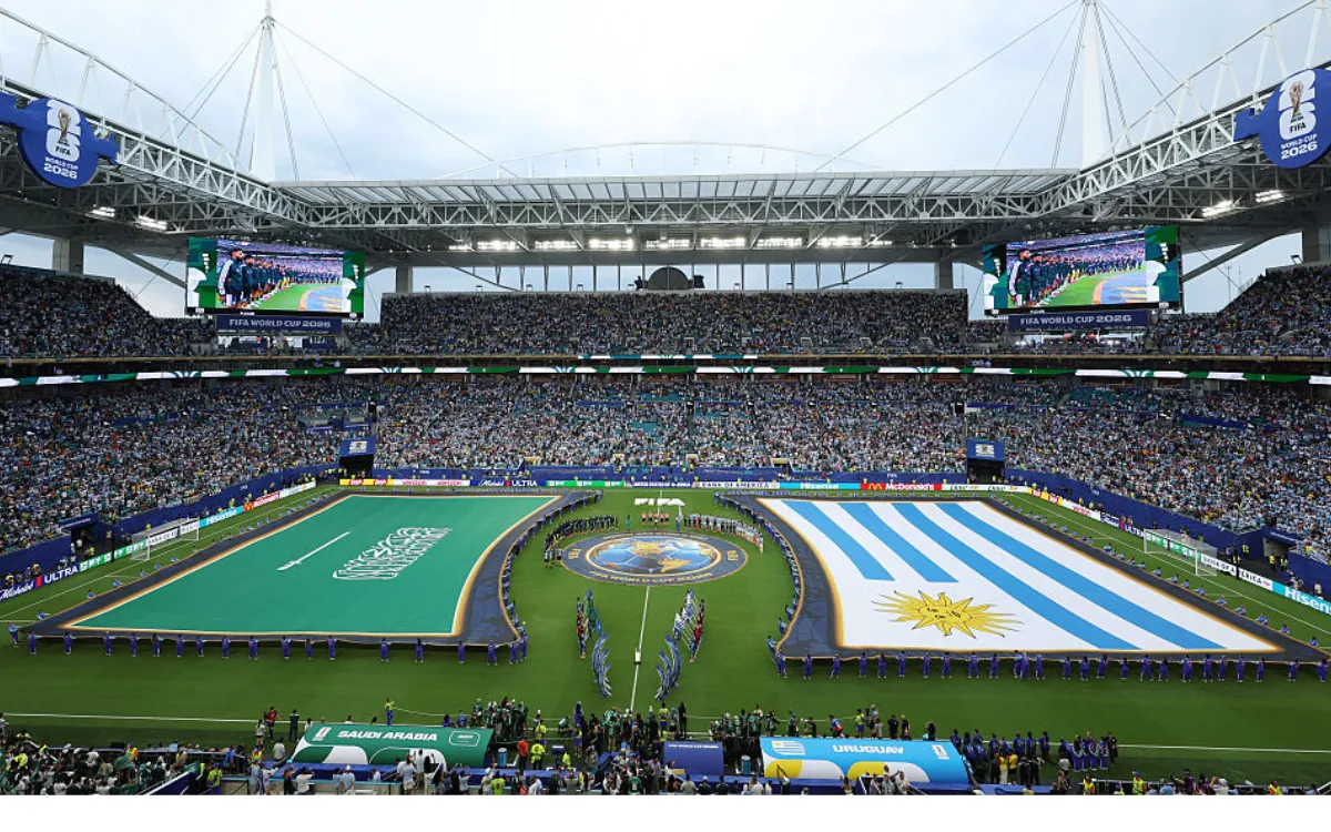 Oyuncular ve maç hakemleri, 15 Haziran 2026'da Miami, Florida'daki Miami Stadyumu'nda Suudi Arabistan ile Uruguay arasında oynanacak FIFA Dünya Kupası 2026 H Grubu maçından önce sıraya diziliyor.