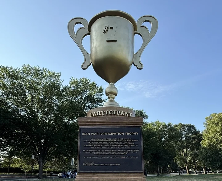 Trump & 039;Iran War Participation Trophy& 039; Art Polarizes Passersby in DC