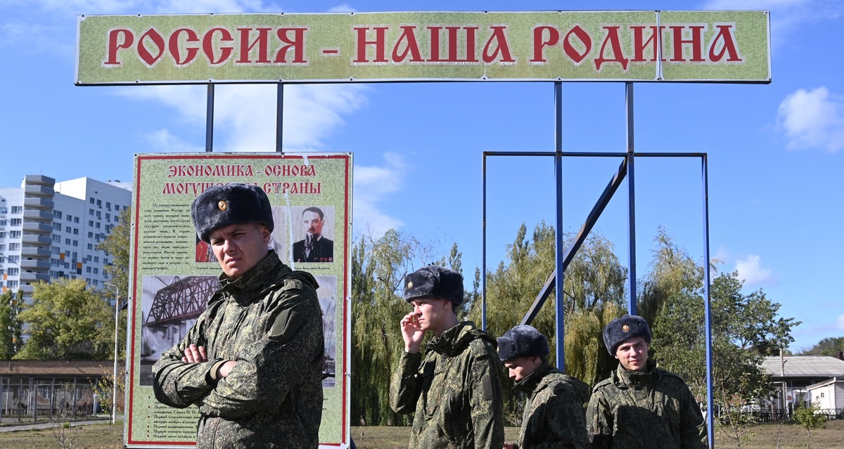 Putin Preparing to Mobilize 500,000 Russians as Public Opinion Plummets