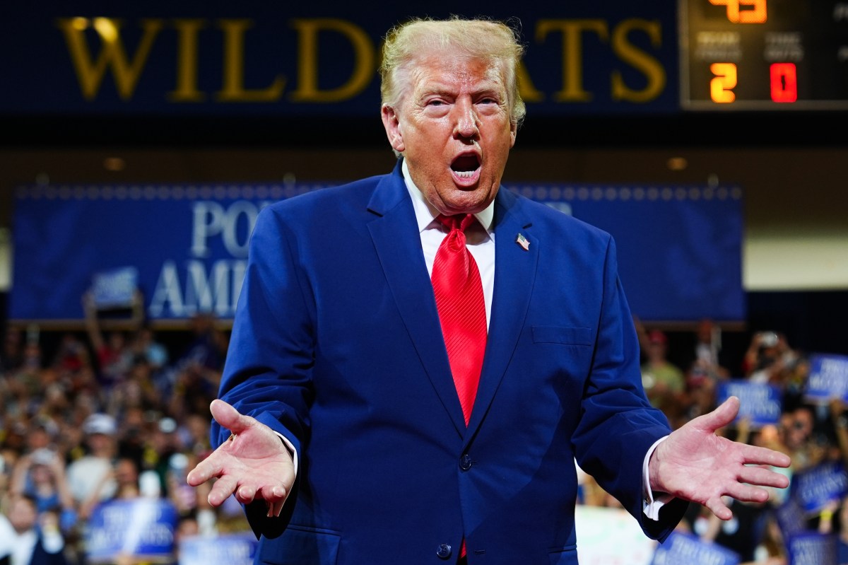 Trump Rally Attendee Repeatedly Mimics President& 039;s Hand Movements Trump Rally Attendee Repeatedly Mimics President& 039;s Hand Movements