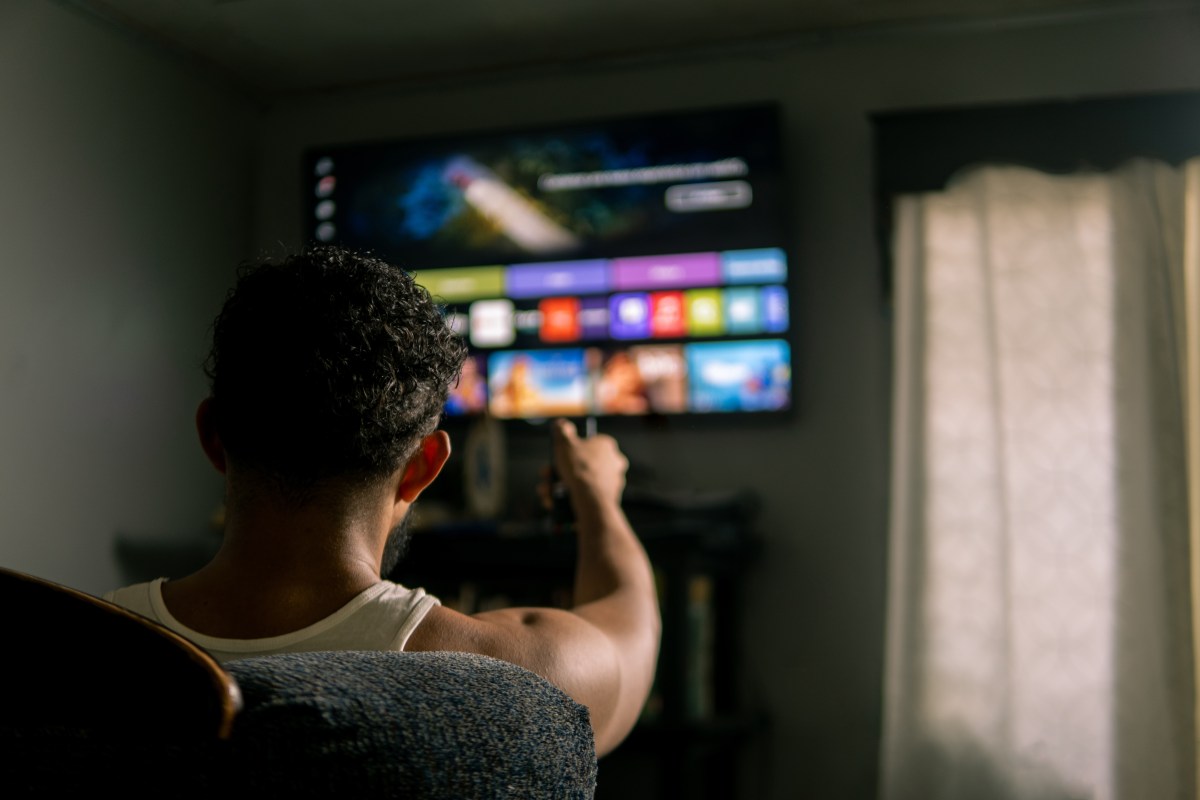 Heavy TV Watching Linked to Brain Changes Tied to Dementia