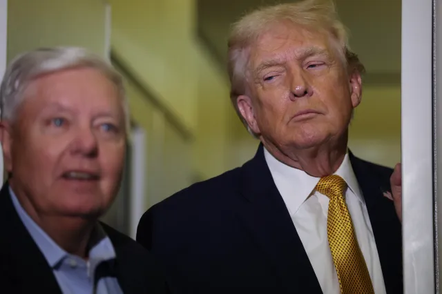 U.S. President Donald Trump (R) and U.S. Sen. Lindsey Graham (R-SC) speak to the media aboard Air Force One en route to Washington, DC on January 04, 2026. (Photo by Joe Raedle/Getty Images)