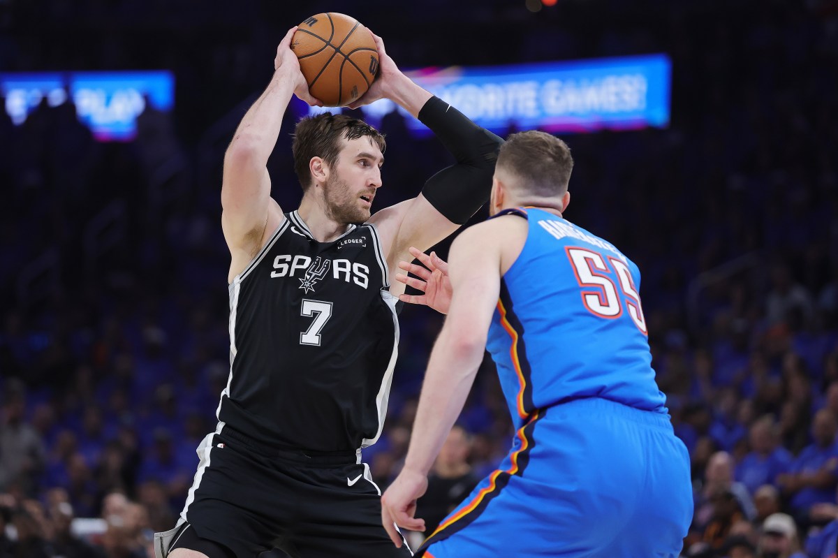 Spurs' Luke Kornet Delivers Hilarious Sales Pitch to LeBron James