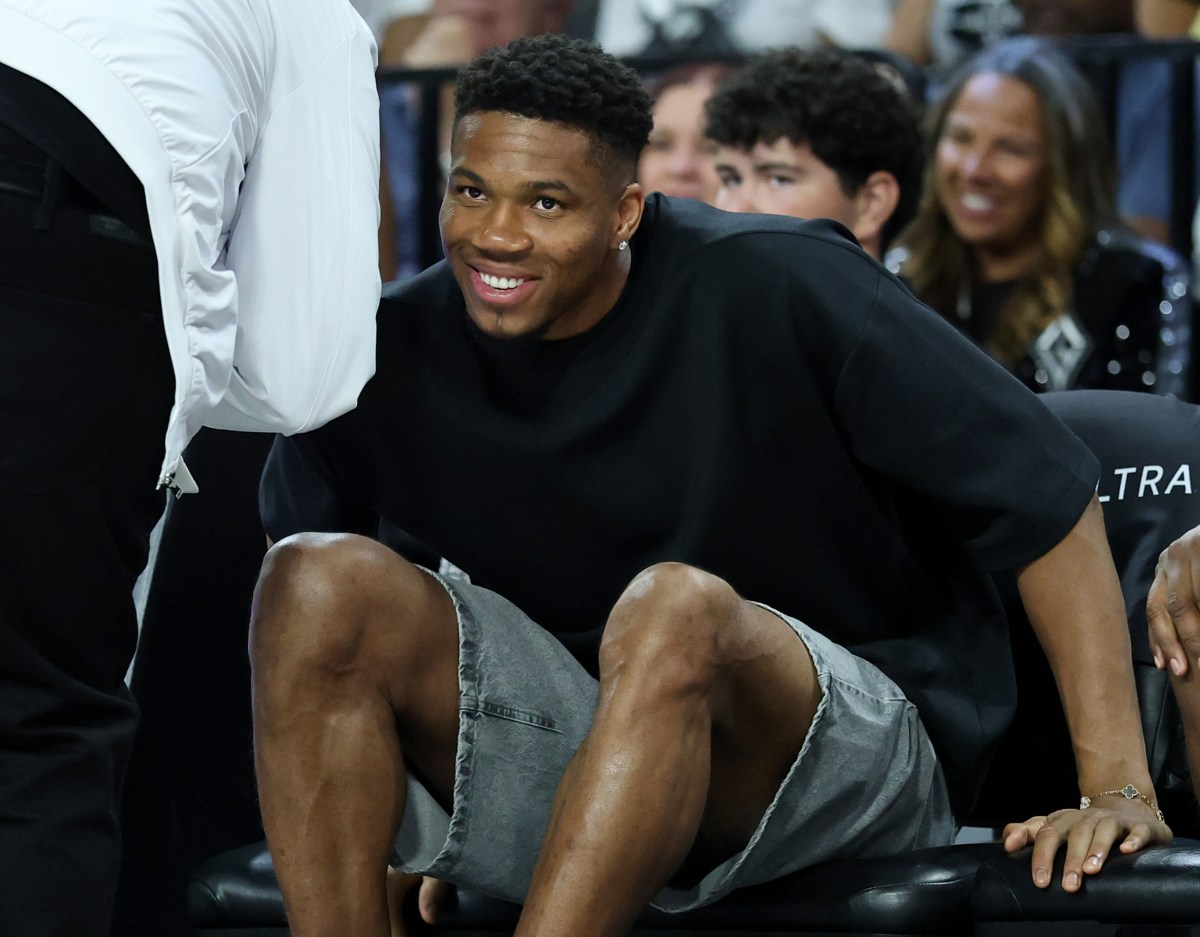 Giannis Antetokounmpo Makes LeBron James Comment Amid Speculation