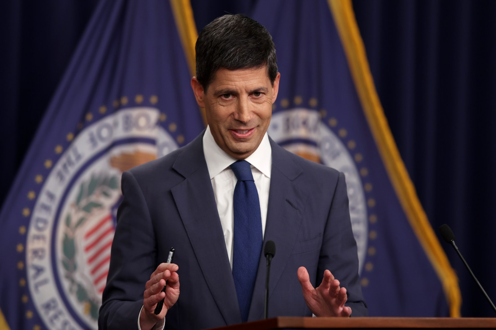 newsweek.com - Hugh Cameron - Warsh says economy showing 'impressive resilience'-most Americans disagree