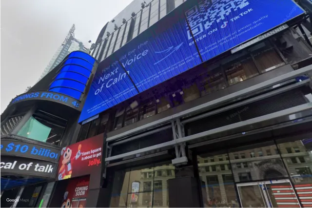 A picture of 1500 Broadway from May 2022 showing an LED screen ad.