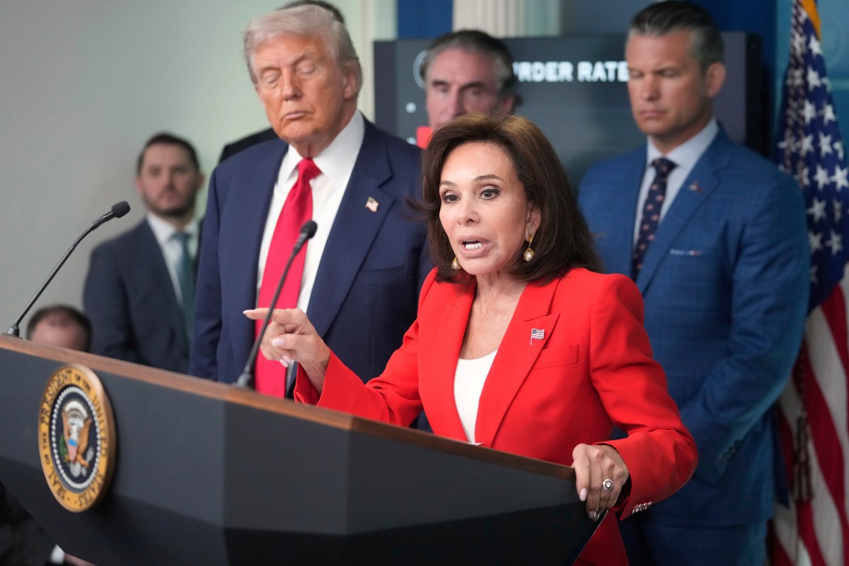 Trump '100% Disagrees' With Pirro on Reflecting Pool Vandalism